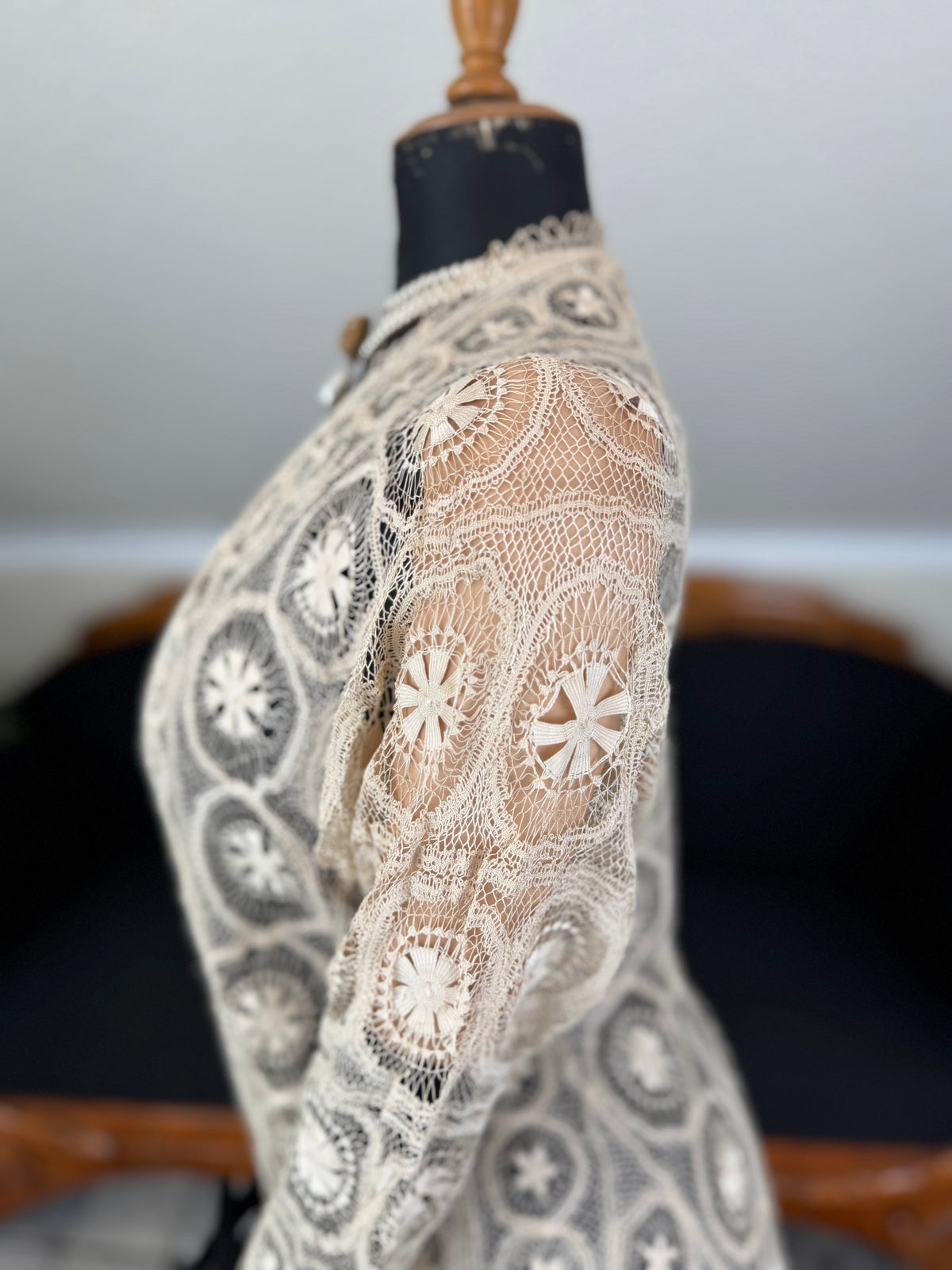 Antike Teneriffa-Spitzenjacke von 1911 – Feine Nadelspitzen-Medaillonarbeit