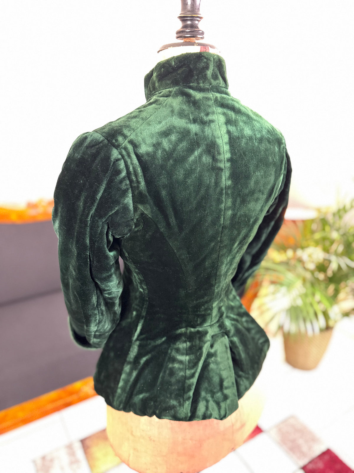 Seltene viktorianische Reitjacke, ca. 1878 – Grüner Samt, gestepptes Seidenfutter, historische Reitsportmode