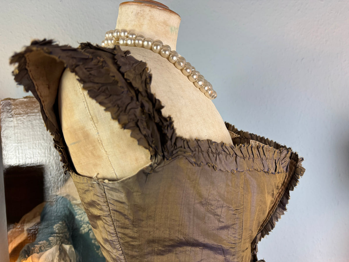 Rokoko-Mieder für ein junges Mädchen, Frankreich, um 1780 – Antikes handgenähtes Kleidungsstück aus dem 18. Jahrhundert
