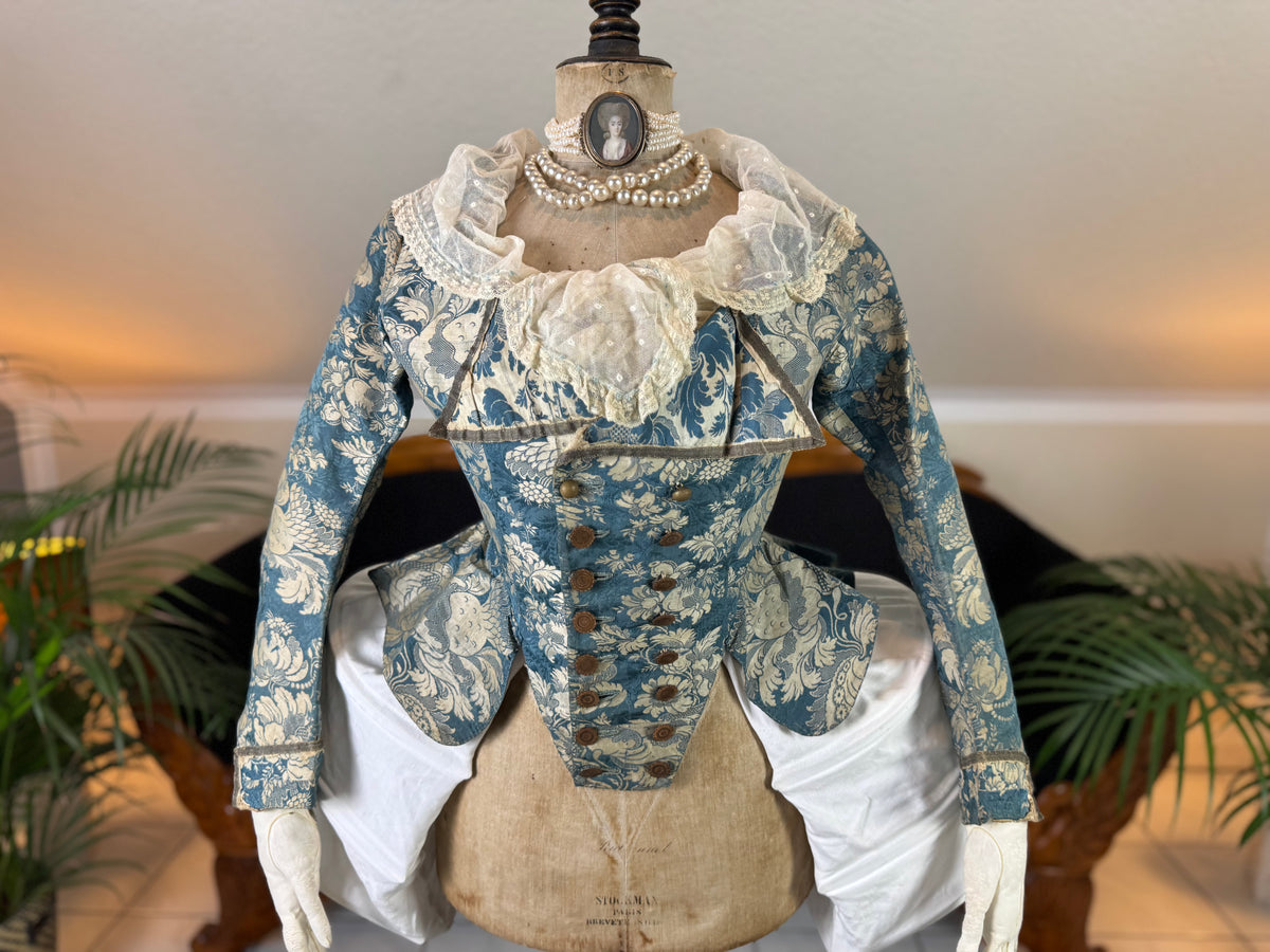 Rokoko Caraco 1750 – Blau-weiß geblümte Seide, Jacke im Reitstil