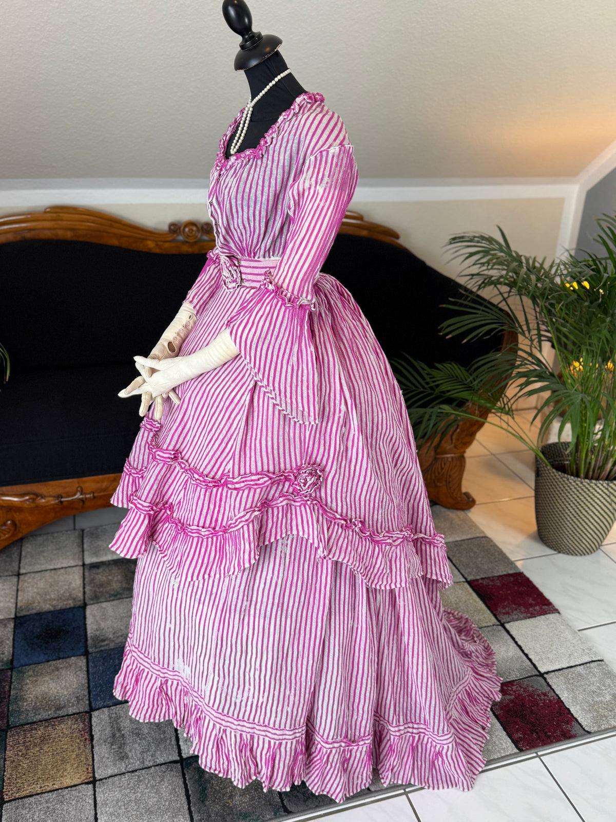 Sommerliche Eleganz einer jungen Dame – Antikes Kleid, ca. 1858
