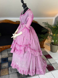Sommerliche Eleganz einer jungen Dame – Antikes Kleid, ca. 1858