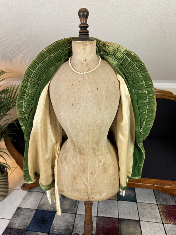 FRANKLIN SIMON & Co. Abendjacke aus grünem Samt, New York, ca. 1925