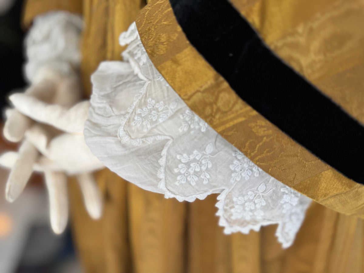 Antikes viktorianisches Tageskleid aus dunklem Goldbrokat, ca. 1858