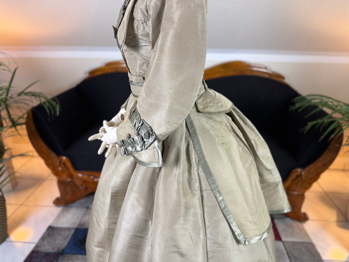 Antikes viktorianisches Seidenkleid, England, ca. 1868