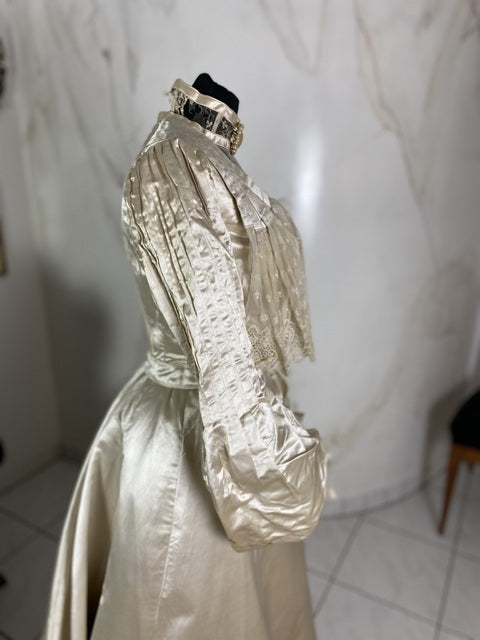 Antikes Hochzeitskleid aus Seide, ca. 1901