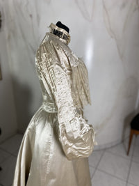 Antikes Hochzeitskleid aus Seide, ca. 1901