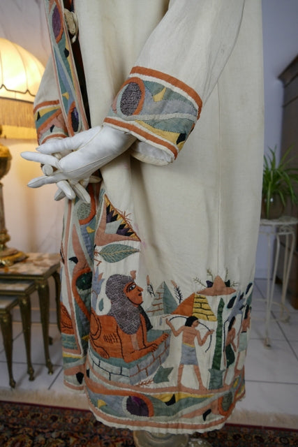 Ägyptische Revival Seidenjacke, ca. 1924 – Appliqué-Motive mit Sphinx, Skarabäus & Pyramide