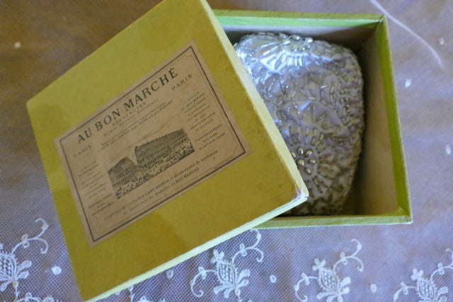 AU BON MARCHÈ Antike Kinder-Abendmütze, ca. 1900