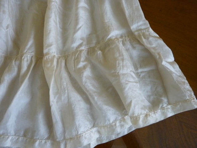 Taufkleid mit Originalfoto, England, ca. 1923 – Netz-Tüll & Spitze, Unterkleid aus Seide