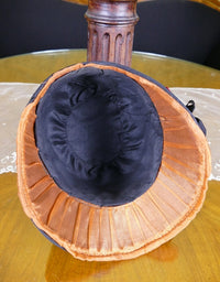 Schwarz-orangefarbene Glocke im Haubenstil, ca. 1926