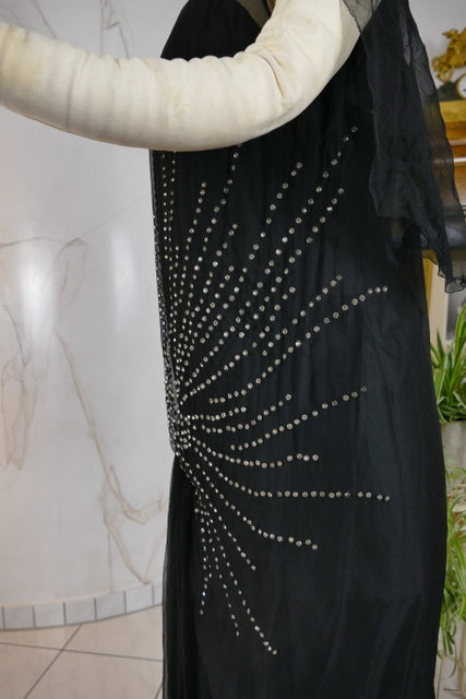 Antikes Abendkleid aus schwarzem Seidenchiffon mit Strasssteinen, ca. 1928
