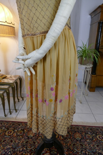 Antikes seidenes, perlenbesetztes Cocktailkleid, ca. 1926
