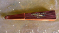 Faltfächer aus rotem Satin, ca. 1905