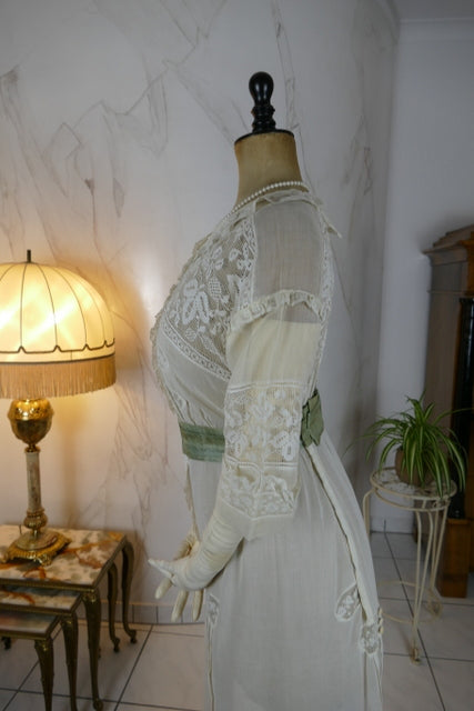Antikes edwardianisches maltesisches Spitzen-Teekleid, ca. 1908