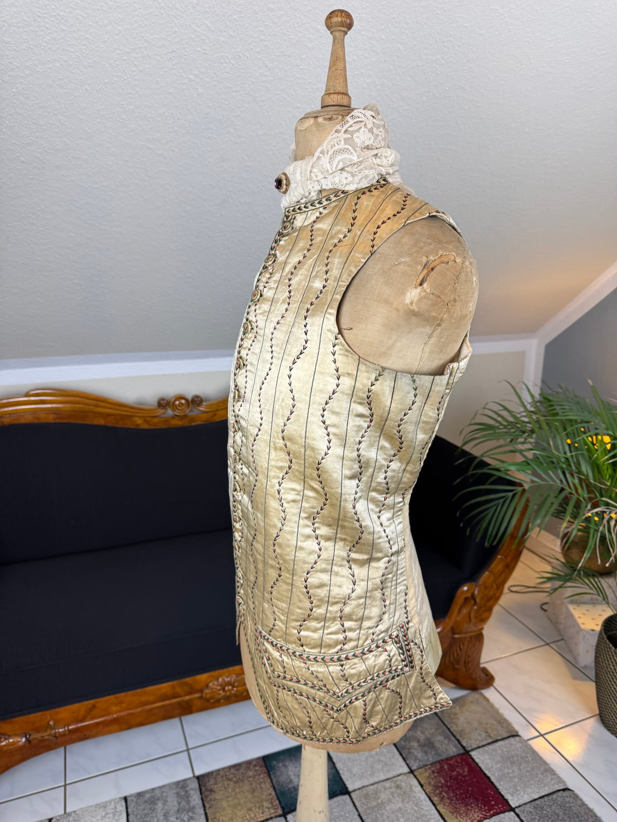 Cream Silk Embroidered Waistcoat, England ca. 1770 – Long‑Line Georgian Men’s Fashion