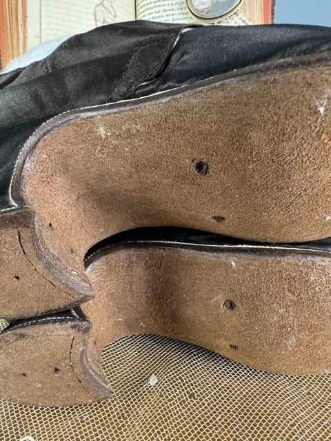 Spätbarocke Damenschuhe, 1730er–1740er Jahre – Seltene englische Seidenschuhe aus dem 18. Jahrhundert