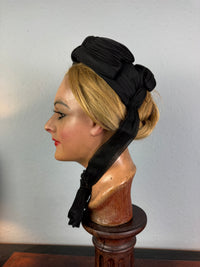 Royal‑associated German crêpe de Chine bonnet, Potsdam ca. 1880, chin bow, very well preserved.