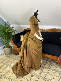 Mmes CONSTANCE &amp; HERMENCE Abendkleid, Paris, ca. 1888