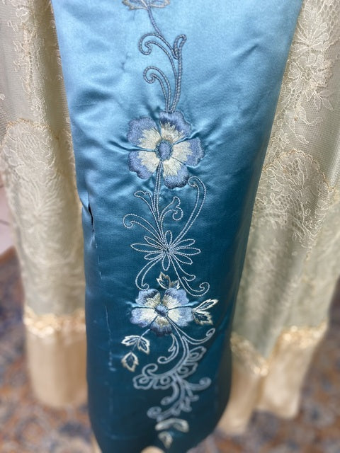 Abendkleid aus Chantilly und himmelblauem Satin, ca. 1914
