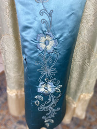 Abendkleid aus Chantilly und himmelblauem Satin, ca. 1914