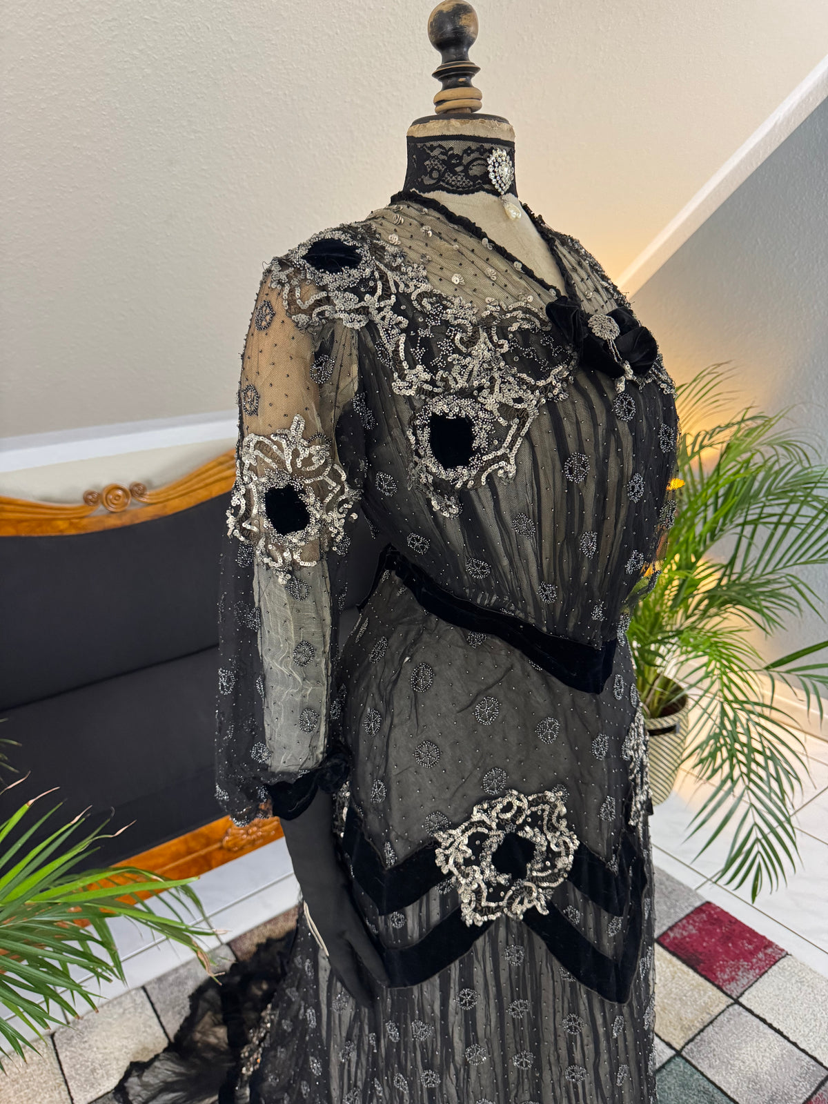 MARC WALTER Außergewöhnliches Abendkleid ca. 1904 – Pariser Couture-Meisterwerk aus Spitze, Tüll und Samt