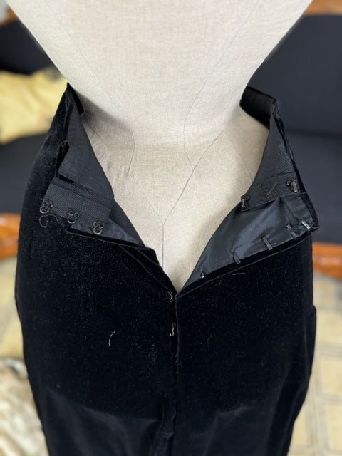 LINKER & Cie. Antikes schwarzes Samt-Gehkleid, Paris, ca. 1910