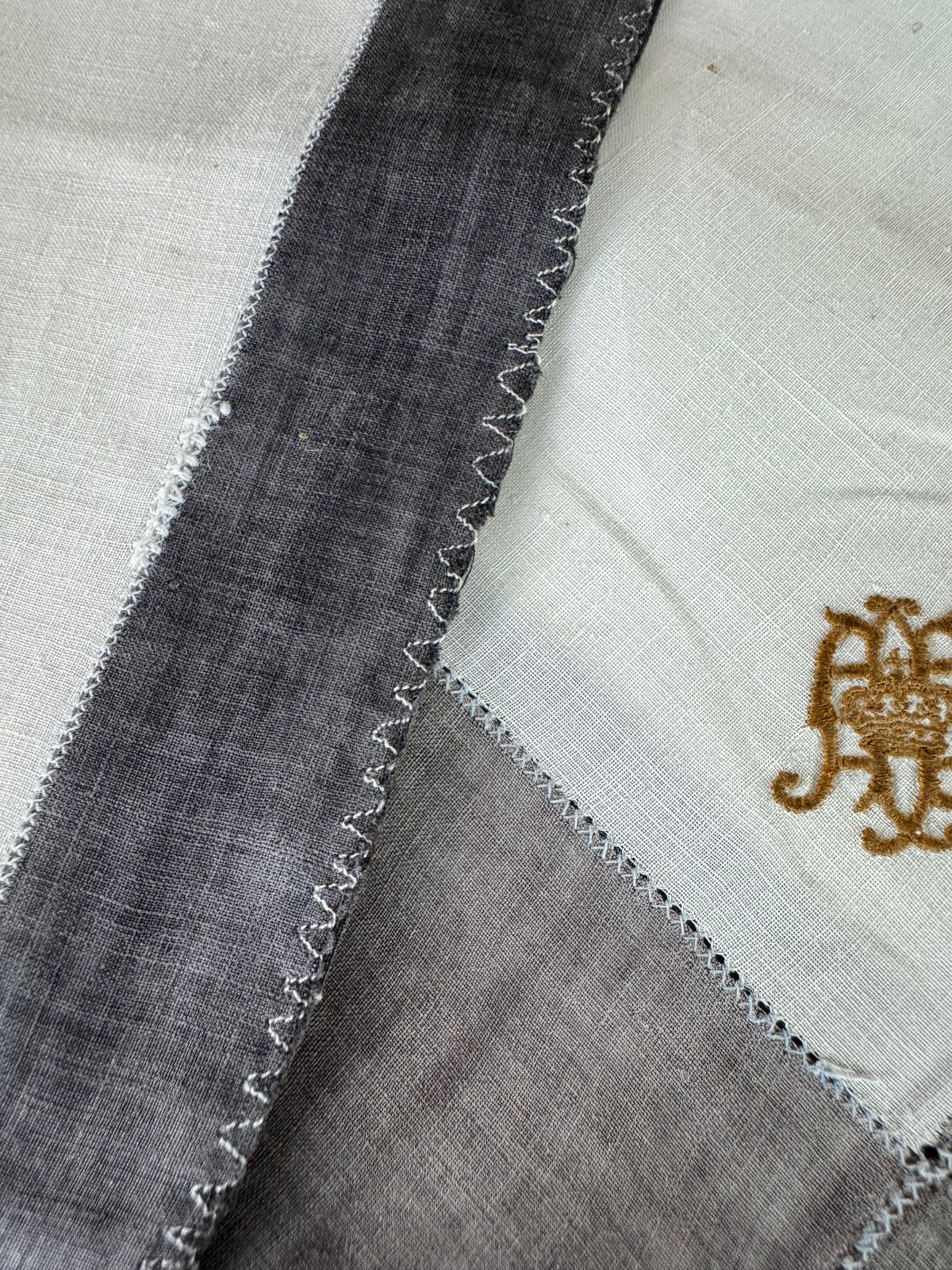 ROYAL Antiquitätensammlung von Trauer-Taschentüchern, 19 Stück mit Württemberg-Monogrammen, um 1900