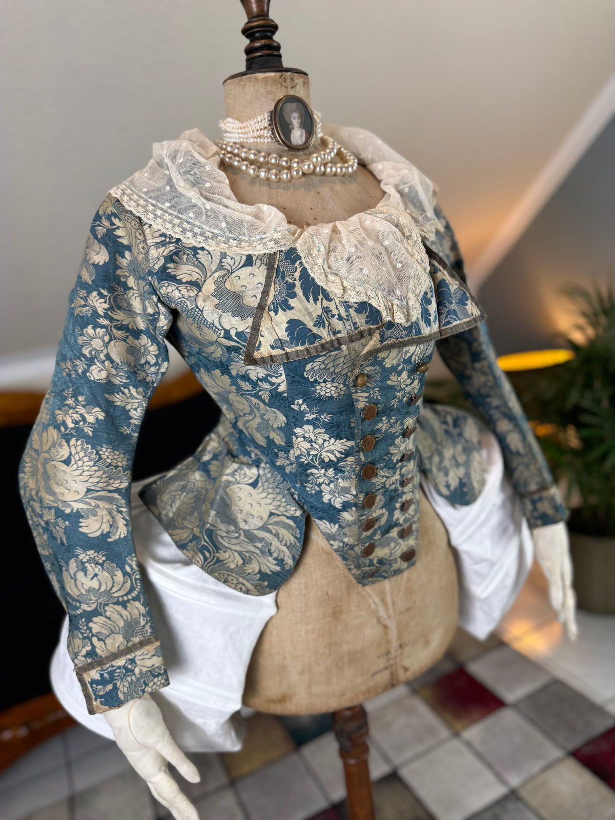 Rokoko Caraco 1750 – Blau-weiß geblümte Seide, Jacke im Reitstil