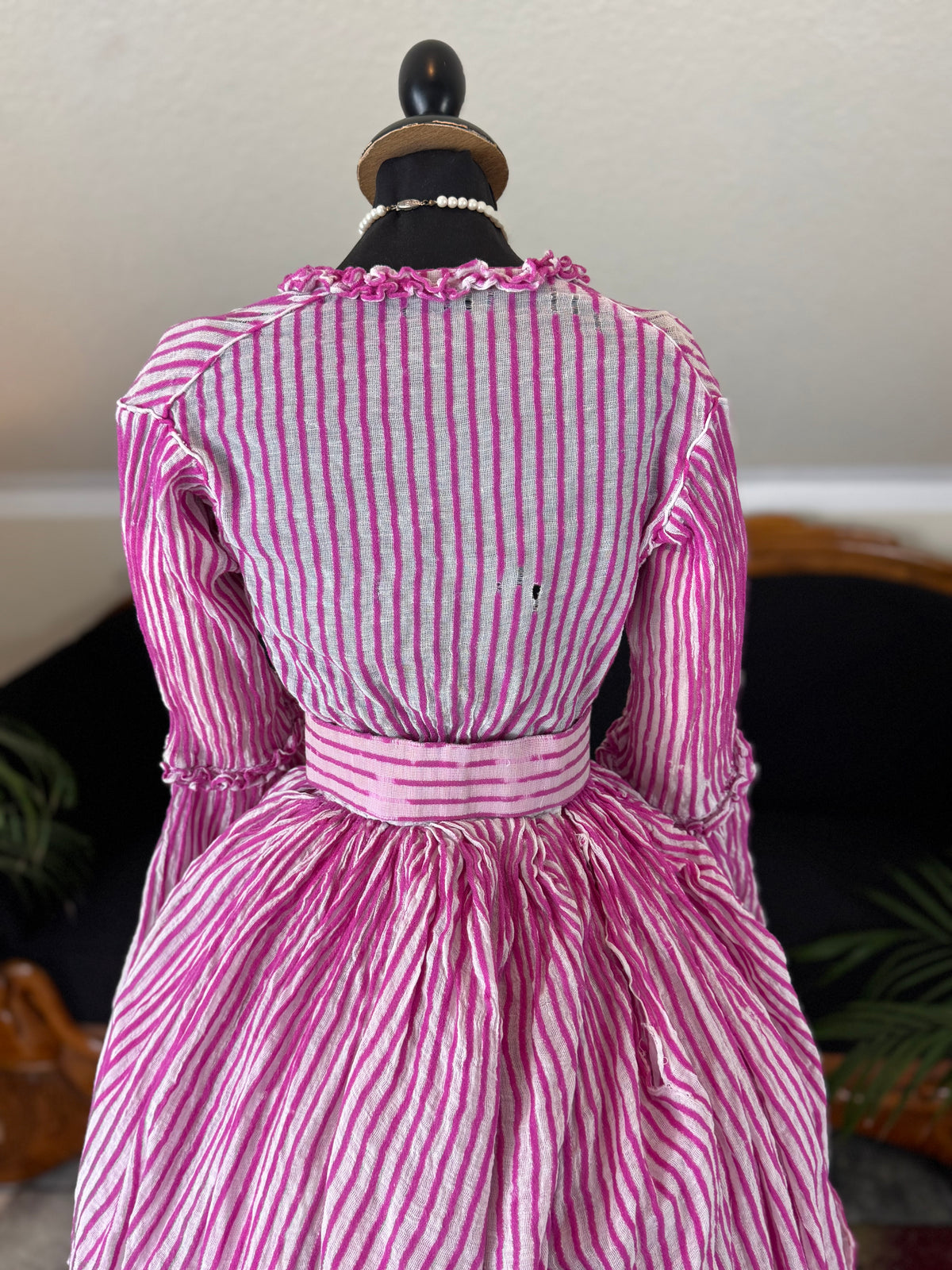 Sommerliche Eleganz einer jungen Dame – Antikes Kleid, ca. 1858