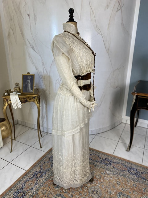 1911 Madame Agnes Unwin white cotton summer dress with lace inserts, high waistline and airy skirt, antique gown