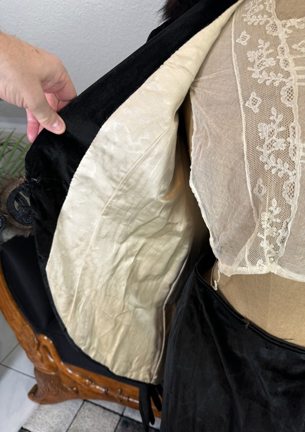 Antikes Gehkleid aus der Titanic-Ära, ca. 1912 – dreiteiliges Ensemble aus Samt