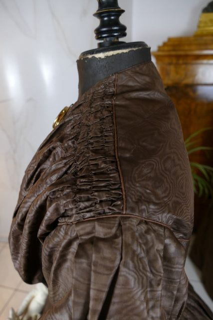 Antike Biedermeier Mutter-Tochter Moiré-Seiden-Nachmittagskleider, 1840er Jahre