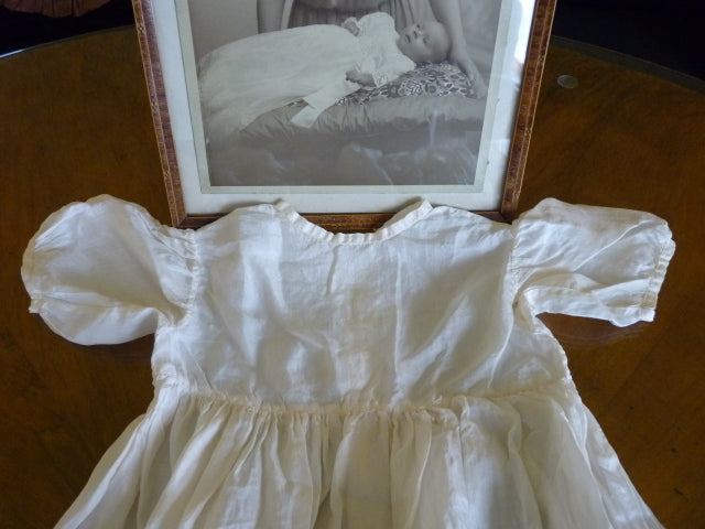 Taufkleid mit Originalfoto, England, ca. 1923 – Netz-Tüll & Spitze, Unterkleid aus Seide