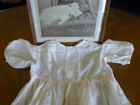 Taufkleid mit Originalfoto, England, ca. 1923 – Netz-Tüll & Spitze, Unterkleid aus Seide