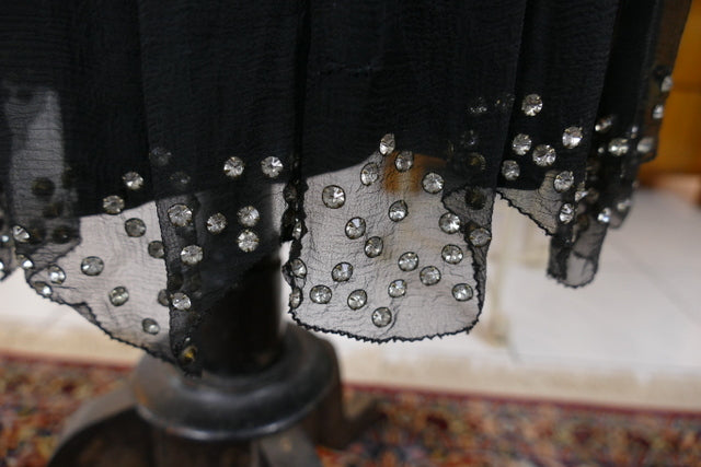Antikes Abendkleid aus schwarzem Seidenchiffon mit Strasssteinen, ca. 1928