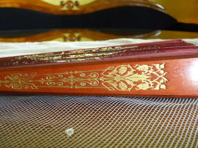 Faltfächer aus rotem Satin, ca. 1905