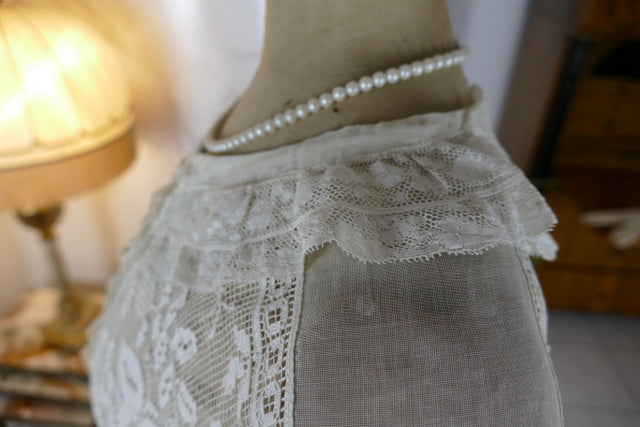 Antikes edwardianisches maltesisches Spitzen-Teekleid, ca. 1908