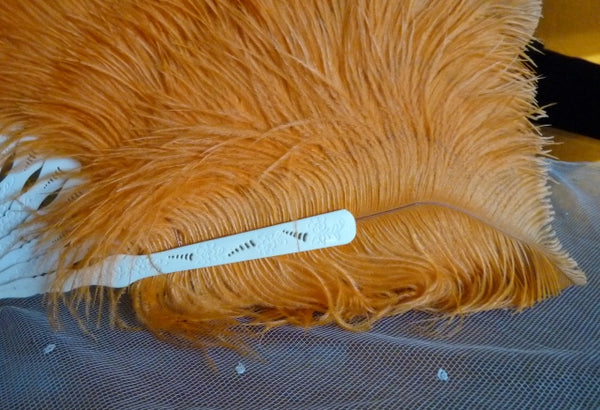 Éventail en plumes d'autruche orange, France, années 1920