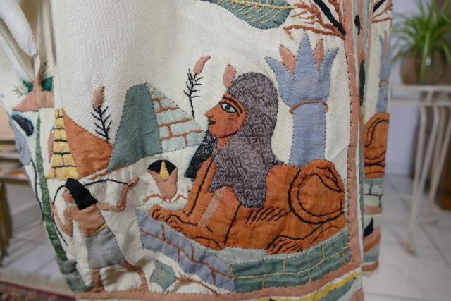 Ägyptische Revival Seidenjacke, ca. 1924 – Appliqué-Motive mit Sphinx, Skarabäus & Pyramide