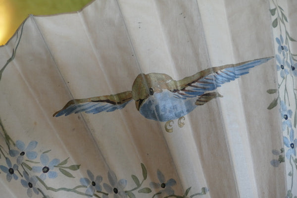Éventail pliant, motif oiseau, vers 1910