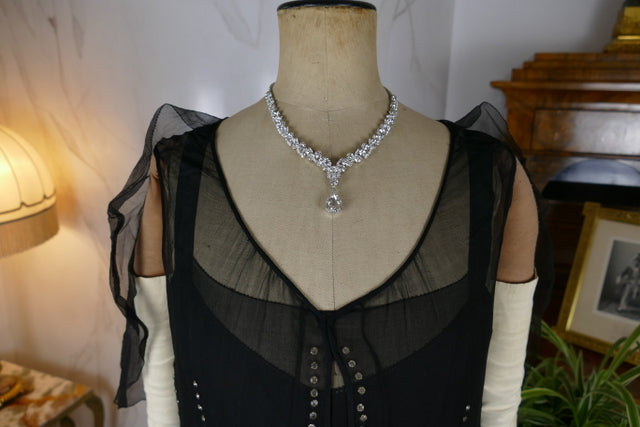 Antikes Abendkleid aus schwarzem Seidenchiffon mit Strasssteinen, ca. 1928