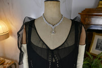 Antikes Abendkleid aus schwarzem Seidenchiffon mit Strasssteinen, ca. 1928