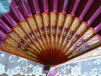 Faltfächer aus rotem Satin, ca. 1905