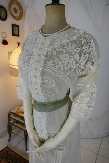 Antikes edwardianisches maltesisches Spitzen-Teekleid, ca. 1908