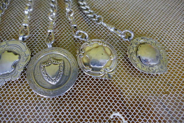 Chatelaine-Brosche, 1902-1964