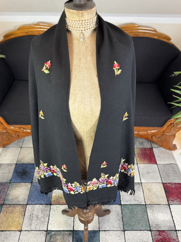 Wollschal mit gestickten Blumenmotiven, ca. 1900