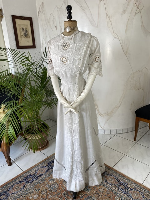 Robe d'après-midi antique en lin blanc brodé, vers 1910