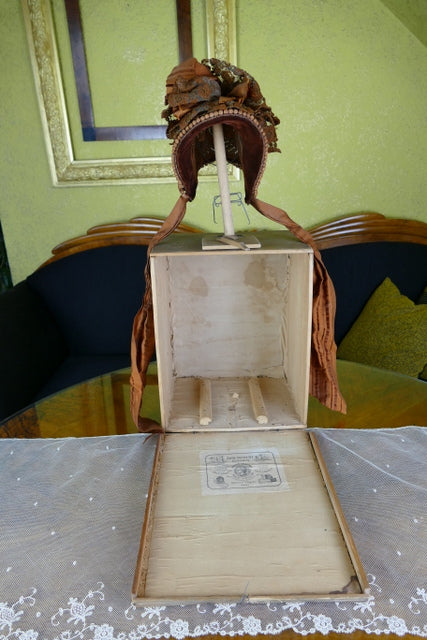 ROQUANCOURT Boîte à Chapeau Ancienne avec Capote en Paille, Paris, ca. 1879