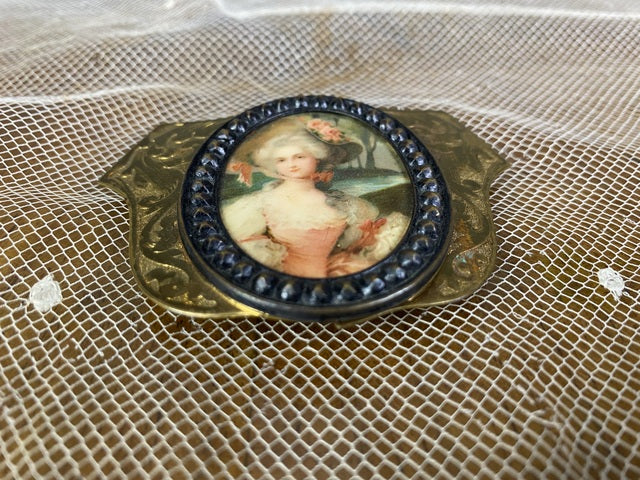 Gürtelschnalle mit Rokoko-Dame, ca. 1890